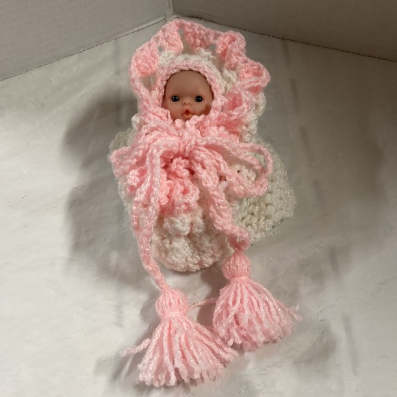 Berenguer Lots of Love  Itty Bitty Babies Crochet Hat Onesie in Carrying Bed 5” - Picture 1 of 15